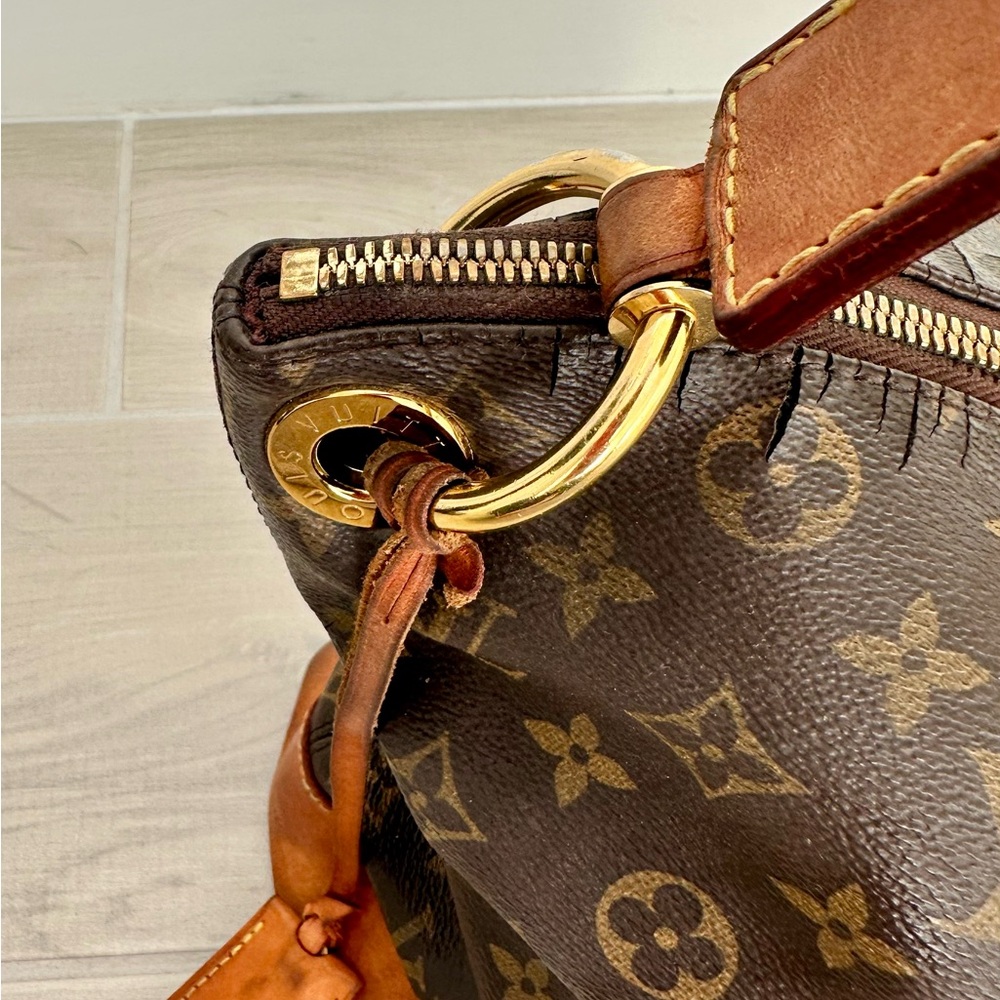 Louis Vuitton Berri MM Bag - Picture 4 of 12